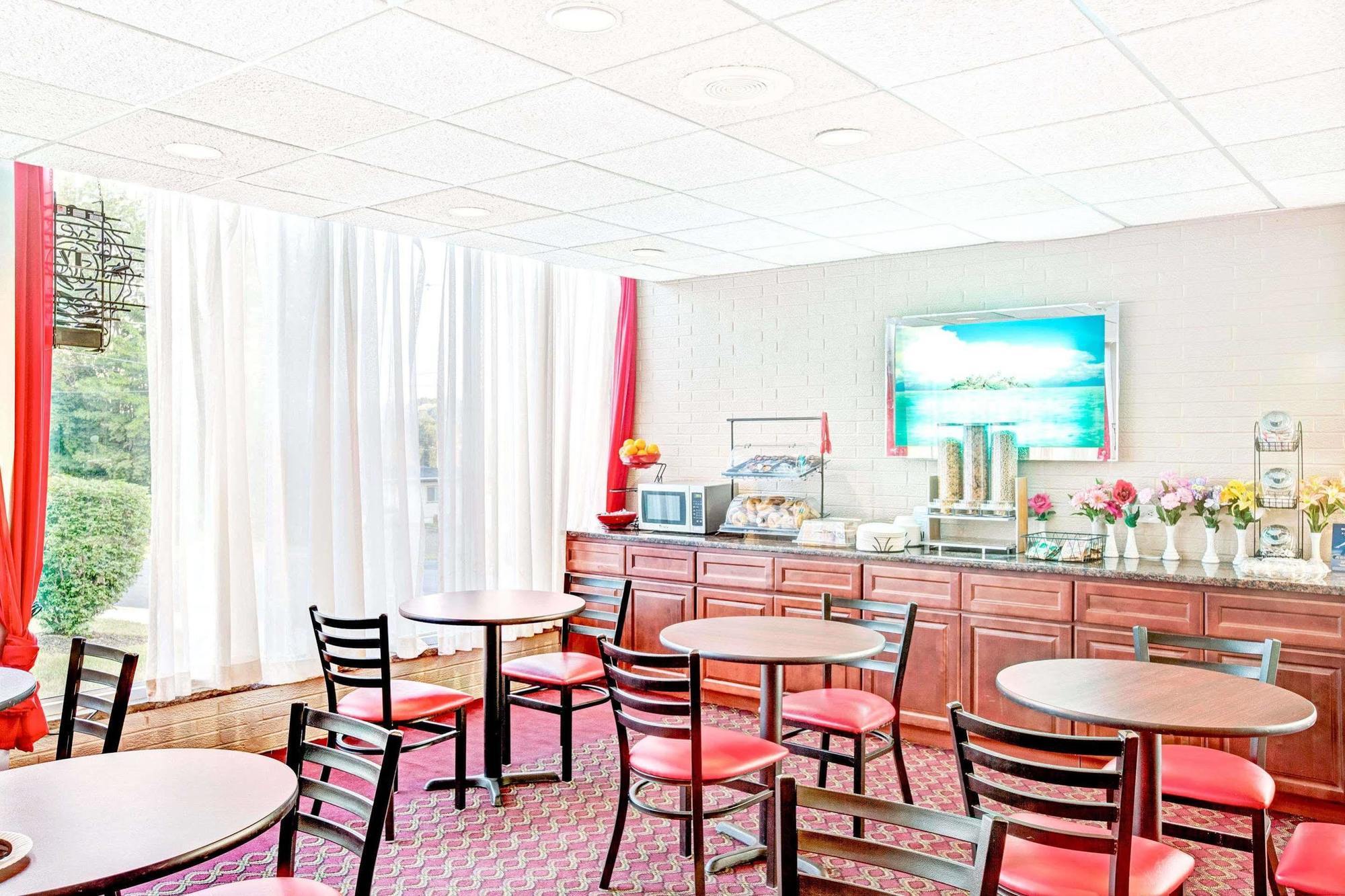 Ramada By Wyndham Rockaway Hotel Exterior photo